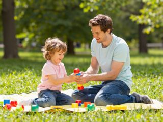 A közös játék fontossága: miért kulcsfontosságú a szülő-gyerek kapcsolatban?
