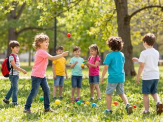 A szociális fejlődés kezdete: Jelek, amikből tudhatod, hogy gyermeked készen áll a közösségre