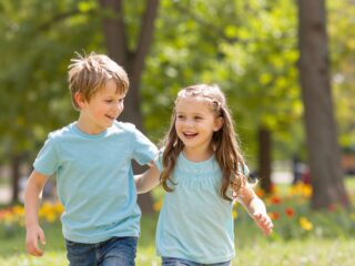 A testvérkapcsolatok pszichológiája: áldás vagy átok a közös gyerekkor?