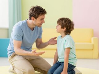 Empatikus kommunikáció a gyerekkel: a „ne sírj” helyett ezeket a mondatokat használd