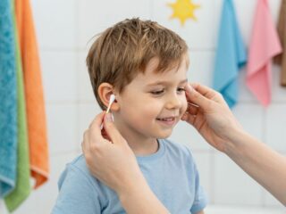 Hogyan tisztítsuk helyesen a gyerek fülét? Amit a fültisztító pálcikáról tudni kell