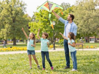 Közös gyermekfelügyelet válás után: hogyan csinálják a hírességek?