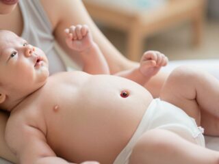 Mindent a köldökcsonkról: Mikor esik le, hogyan kell kezelni, mire figyelj?