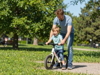 A biciklizés tanításának lépései: A futóbiciklitől az első önálló méterekig