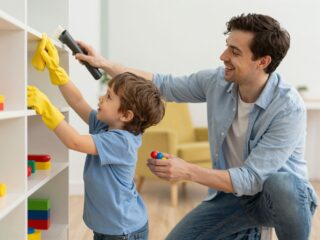 A házimunka bevezetése a gyerek életébe: tippek a zökkenőmentes kezdéshez