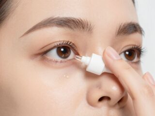 Az egyedüli szemcseppentés művészete: trükkök, hogy ne menjen mellé