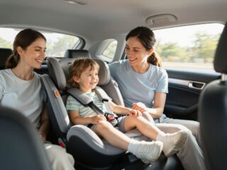 Az ülésmagasító használata: minden, amit a biztonságos autós utazásról tudni kell