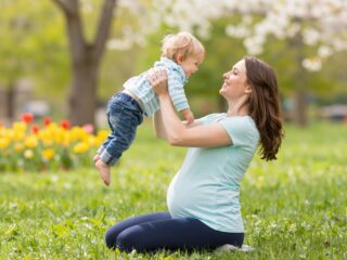 Emelhetek nehezet terhesen? Amit a kisgyerek emelgetéséről tudnod kell a második babánál