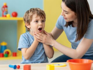 Félrenyelés gyerekeknél: tünetek, elsősegély és megelőzés