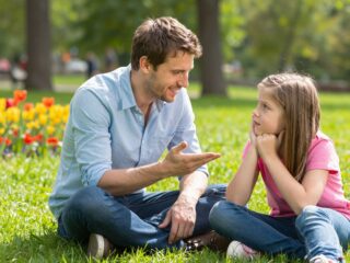 Hogyan magyarázd el a gyereknek, ha kínos helyzetben talált rátok?