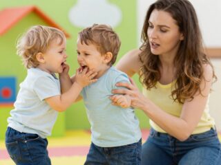 Miért harap, üt és lökdös a kisgyerek? Az agresszív viselkedés mögötti fejlődési okok