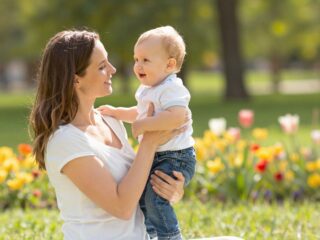 Miért lett hirtelen extrém „anyás” a gyerekem? Az egyéves kori kapaszkodás pszichológiai okai