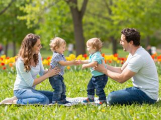 Miért viselkedik másképp a gyerek anyával és apával? A biztonságos bázis elmélet