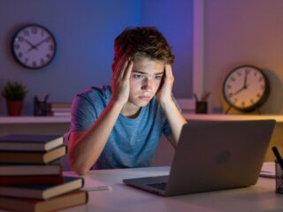 Az alváshiány és a stressz hatása a tinédzserek mentális egészségére