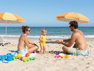 Együtt nyaral a család: tippek a stresszmentes pihenéshez kisgyerekkel