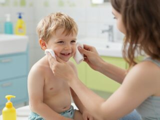 Hogyan tisztítsd a gyerek fülét biztonságosan? A fül-orr-gégész tanácsai