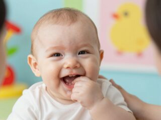 Hogyan veheted észre, hogy jön a baba foga? Egyértelmű jelek, amikre figyelned kell