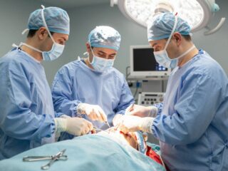 Így zajlik a császármetszés lépésről lépésre, képekkel illusztrálva