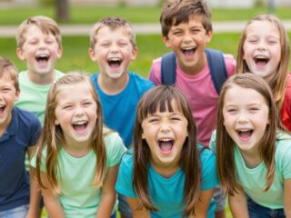 Kisgyerekek káromkodása: büntetés, tiltás vagy humor a megoldás?