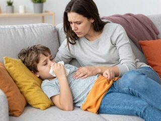 Láz, köhögés, orrfolyás: mit tegyünk, ha a gyereket ledöntötte az influenza?