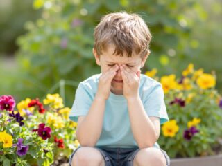 Tüsszögés, orrfolyás, köhögés: hogyan ismerd fel a légúti allergia jeleit a gyereknél?