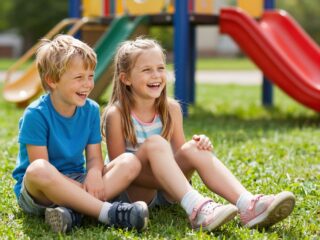 Az első legjobb barát: a gyerekkori barátságok pszichológiája és mérföldkövei