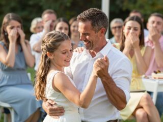 Ez az esküvői tánc könnyeket csalt mindenki szemébe: az örömapa és a vők közös produkciója