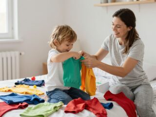 Hogyan tanítsam meg a gyerekemnek, hogy egyedül öltözzön? Tippek és trükkök életkor szerint