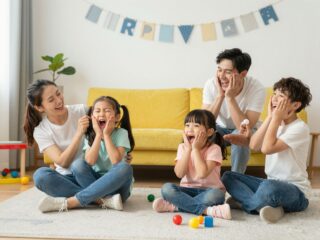 Humorral a szülőség kihívásai ellen: ezek az Insta-oldalak garantáltan megnevettetnek