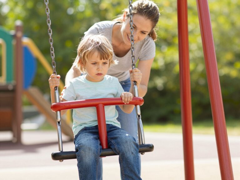 Mi áll a gyermekkori önbizalomhiány hátterében? Lehetséges okok és megoldások