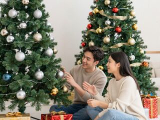 Modern dizájn kontra nosztalgia: te melyik karácsonyfára szavazol idén?