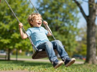 Több mint játék: a hintázás csodálatos hatása az egyensúlyérzékre és a mozgáskoordinációra