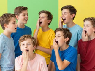 A mutálás folyamata fiúknál: mikor kezdődik és meddig tart a hangváltozás?