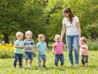 Amikor négyszeres az öröm: betekintés egy négyes ikres család mindennapjaiba