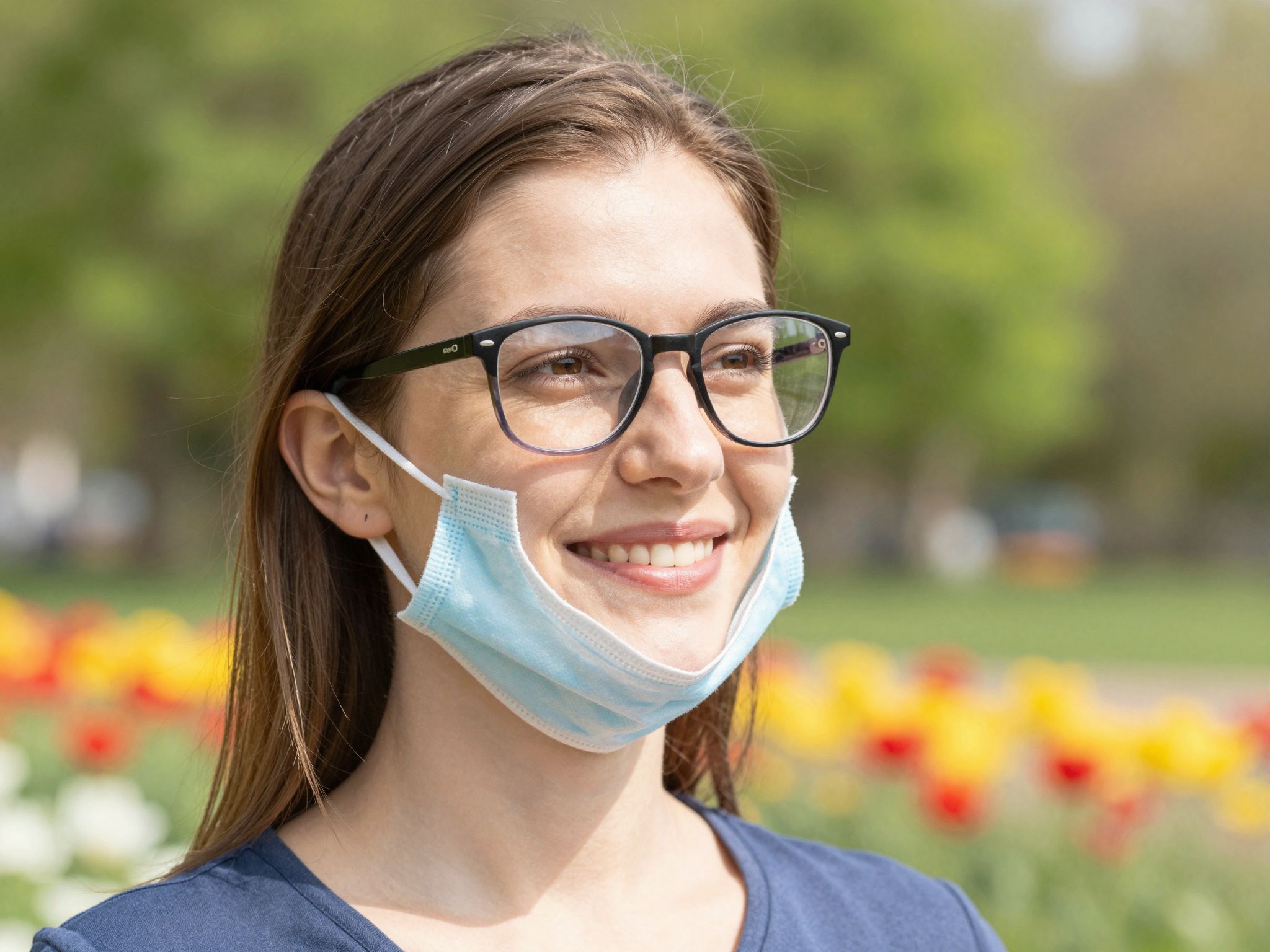 A maszk szoros illeszkedése csökkenti a párásodást.