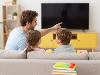 Kapcsold ki a tévét és beszélgess a gyerekkel: miért káros a háttérben szóló tévézés a kicsik agyára?