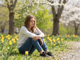 Mi áll a fáradtság mögött tavasszal: szezonális levertség vagy hormonprobléma?