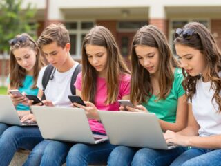 Miért lógnak többet a suliból azok a gyerekek, akik állandóan a neten vannak?