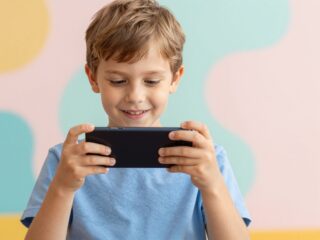 Okostelefon a gyerek kezében: szabályok és korlátok a biztonságos használatért