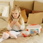 A legegyszerűbb orvosi játék szettek műanyag sztetoszkópot, lázmérőt, fecskendőt és egyéb alapvető orvosi eszközöket tartalmaznak,