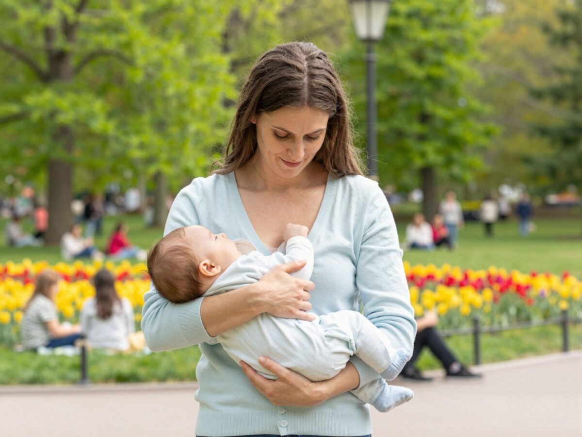 Szoptatás nyilvános helyen: hol húzódik a határ a jogok és az illemszabályok között?