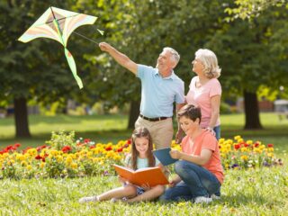 Több gyermek születik, ha vannak segítő nagyszülők?