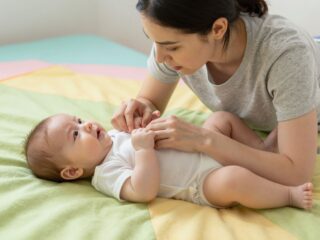 Vigasztalhatatlan sírás és hasfájás: a kólika tünetei és enyhítése