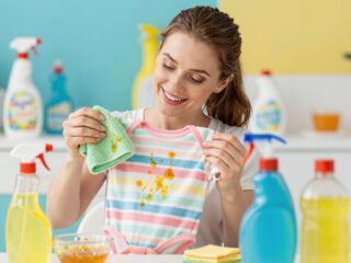 Így tüntesd el a kaki-, anyatej- és bébiétel-foltokat a ruhákból