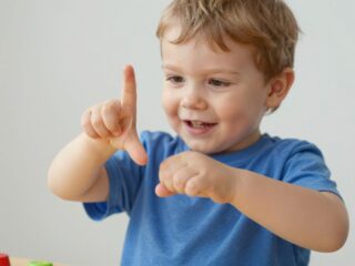 A lateralitás fejlődése: így figyeld meg, melyik kezét használja szívesebben a gyerek