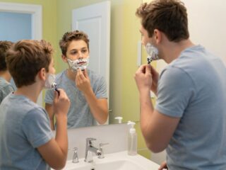Az első borotválkozás: útmutató szülőknek, hogyan segítsék a kamasz fiukat