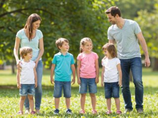 Egy, kettő vagy több gyerek? Hogyan változik a szülők boldogságszintje a gyerekek számával?