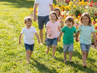 Engedd mezítláb a gyereket: a legjobb módja a lábboltozat erősítésének