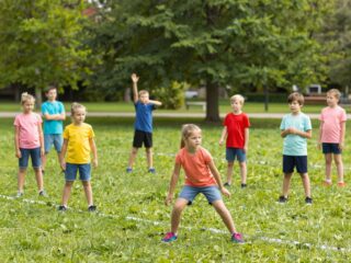 Gyerekek mozgásigénye: napi aktivitás, sport és szabad játék egyensúlya