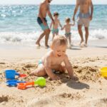 Homok, víz, napsütés: a tengerparti ingerek pozitív hatása a csecsemőkre